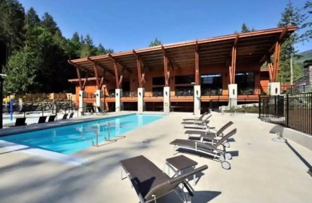 Large 3BR Cottage w/Hot Tub, Pool, Patio & BBQ