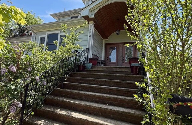 Large 4-bdrm LB house near surf beach w/ movie room, AC, bikes & fitness room