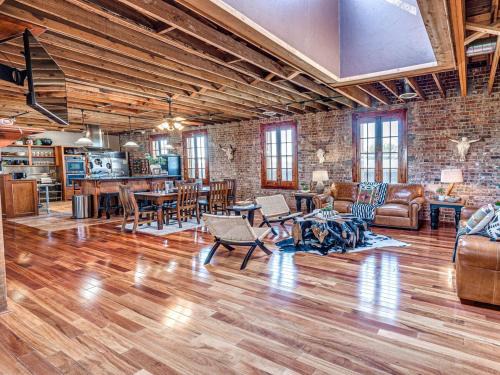 Large 4-Bed Stockyards Hideaway