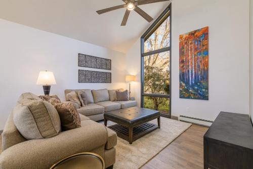 Large 4 Bedroom Home with Hot Tub and Fenced Yard