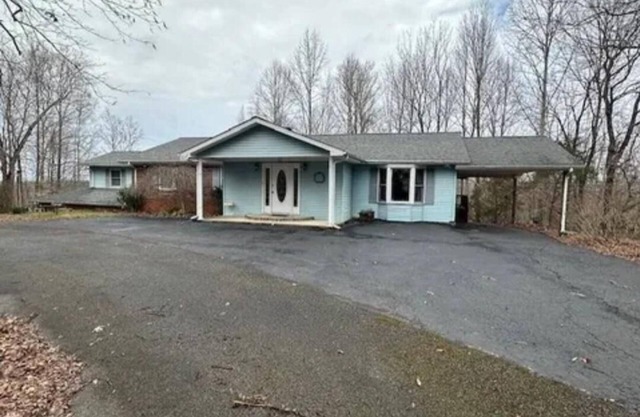 Large 4-bedroom home 1.5 miles from Hendricks Creek Marina