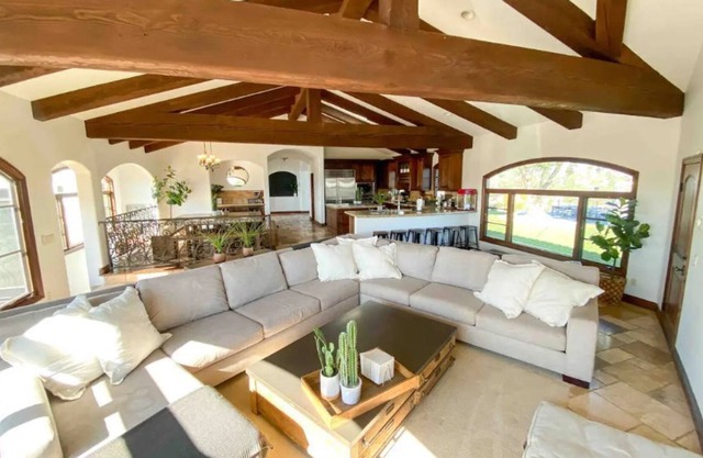 Large 4 Bedroom Villa w/Poolhouse 1.5 Acre Lot