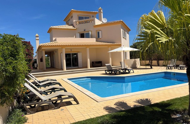 Große Villa mit 4 Schlafzimmern, BBQ-Terrasse, WIFI, Klimaanlage und privatem Pool