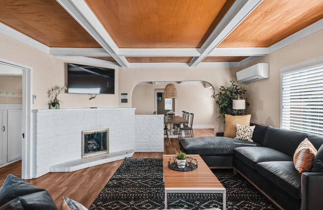 Large 4br Hillcrest home - sizable backyard