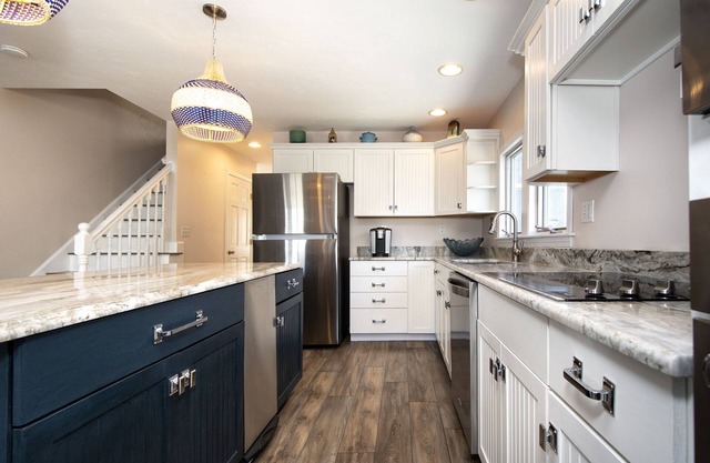Large 5 bdrm Home Near Rexhame Beach!
