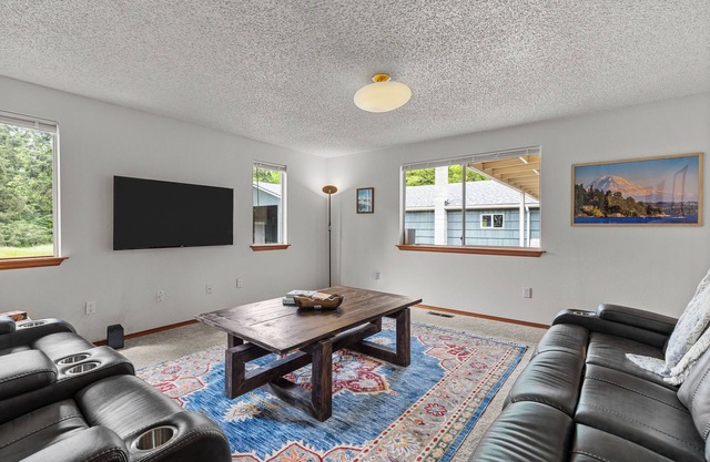 Large 5 Bed, 3 Bath Rambler sleeps 10 close to hikes/trails near JBLM/Hospitals!
