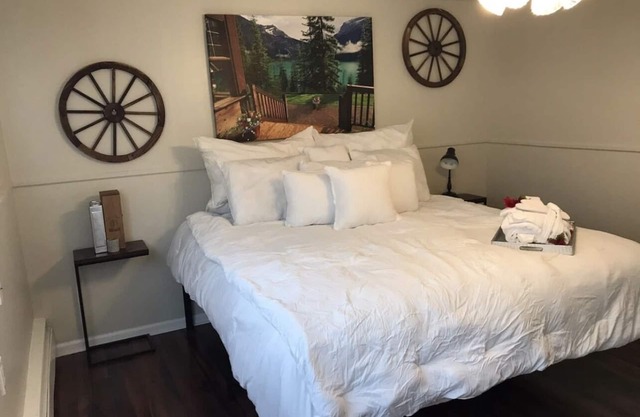 Large 5 Bedroom Home King Bed