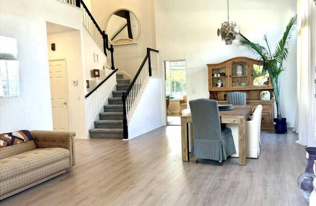 Large 5-Bedroom Home, near Beach, Mountain Views