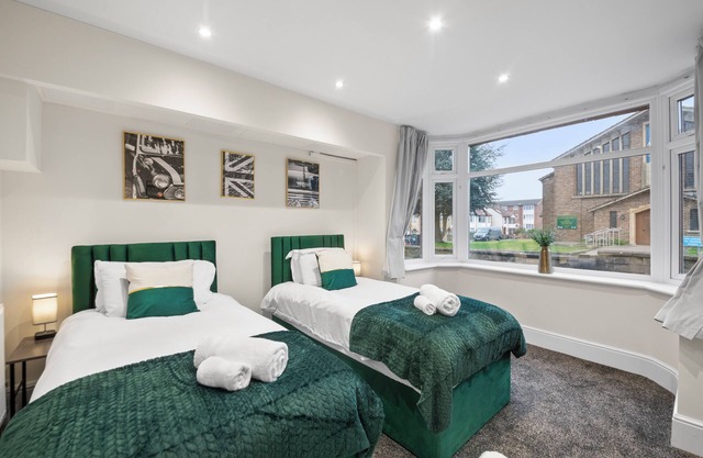Spacious 5 Bedroom House in Cowley, Oxford - Sleeps 11