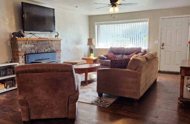Sleeps 15, pool, family activities, easy quick I5 access to all Redding fun!
