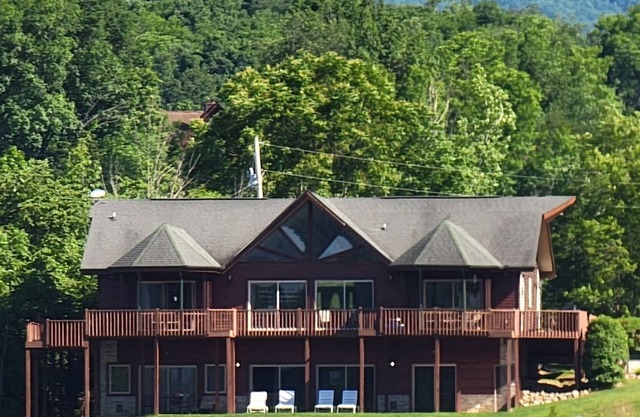 Besuchen Sie 1 Ski Lodge, wo Sie wandern, Boot fahren und Berg- und Seeblick genießen können!