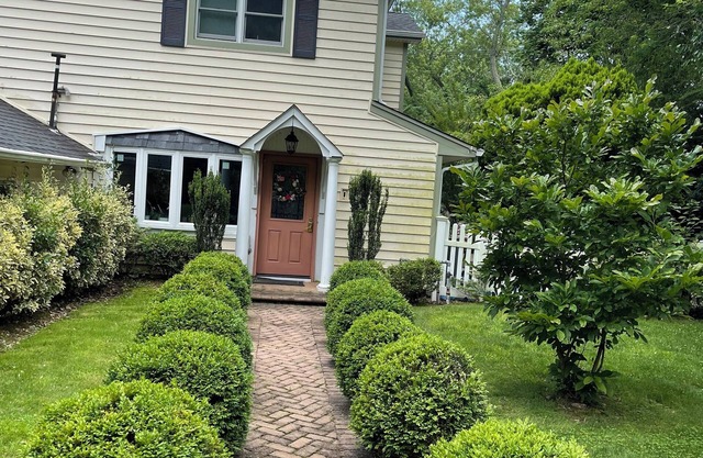 Large 5-Bedroom Home in Roslyn Heights/Ideal for Groups & Families