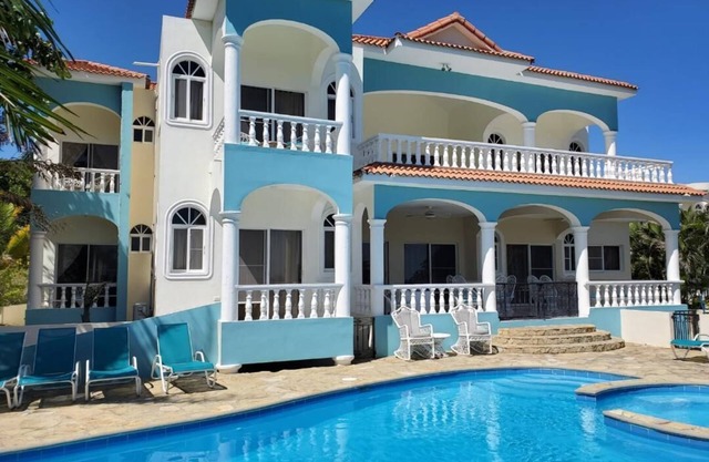 Große 6 Schlafzimmer, Luxusvilla mit Pool, Meerblick, voll besetzt, in Strandnähe!