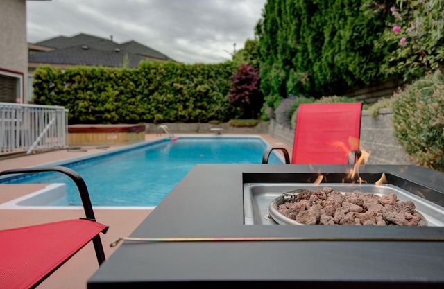 Large 8 BDRM, AC, sleeps 22, pool, hot tub, pool table