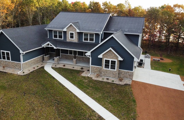 Large 8 bedroom multi-family retreat on Castle Rock Lake near WI Dells