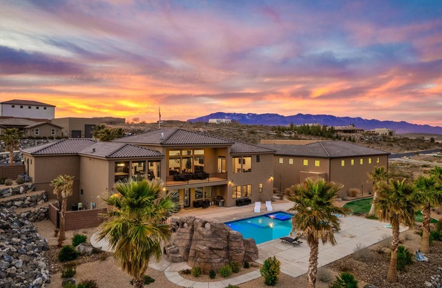 Large 9 Bedroom Home w/Private Pool, Indoor Sports Court & Arcade Room
