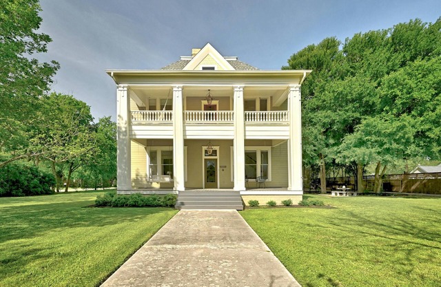 Large and historical 3BR/3BA - walking distance to Courthouse Square