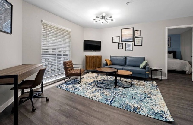 Large and Modern Two Bedroom Condo Sleeps Six