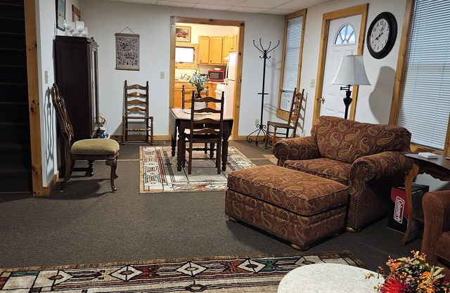 Large Apartment 3-Bedroom, Sleeps 7, 25Min to Oneonta / 50min to Cooperstown