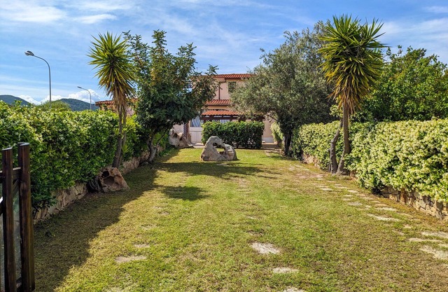 San Teodoro Centro: große Wohnung mit großem Garten und überdachter Veranda