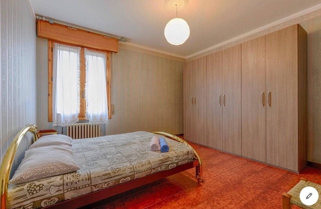 Große Wohnung mit zwei Parkplätzen und Büro