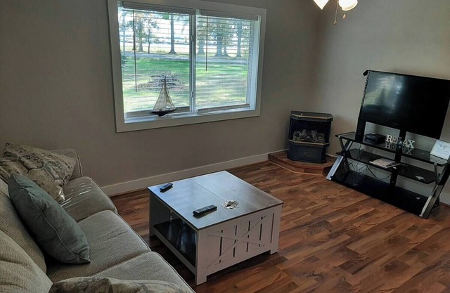 Large Back Deck Cottage with Spectacular Sunset Views of North Indian Lake
