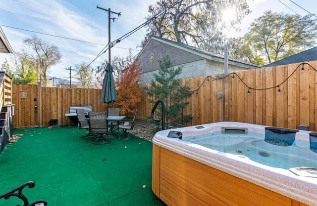 Large Backyard w/ Hot tub Minutes from Liberty Park!
