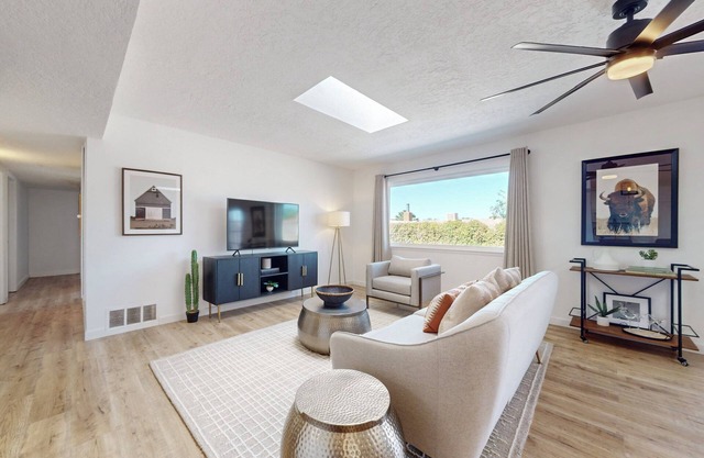 Large Backyard, Walking Distance to Bars and Restaurants. 10 Minutes to Tram!
