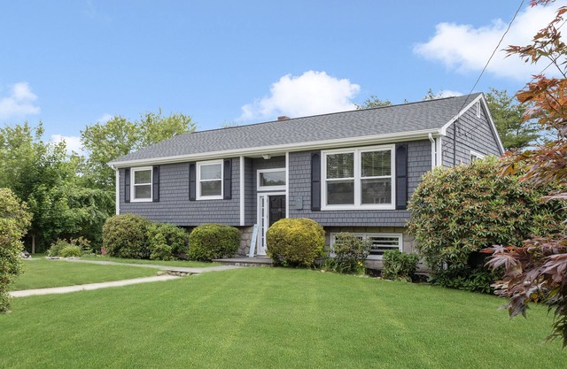Large Beach House near Matunck Beach, South Kingstown. Short walk to the beach.