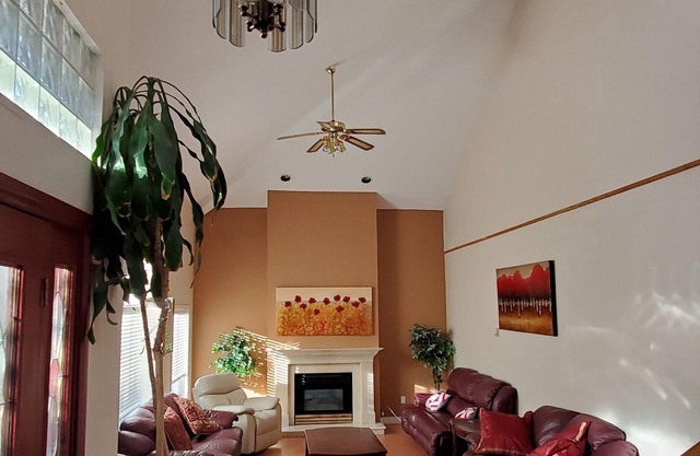 LARGE BEAUTIFUL LUXURY 5 PLUS BDRM VILLA HOUSE
