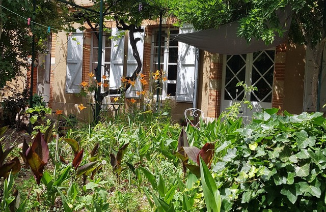 Large bedroom (3 + 1 baby ) & Dining area in a country village -