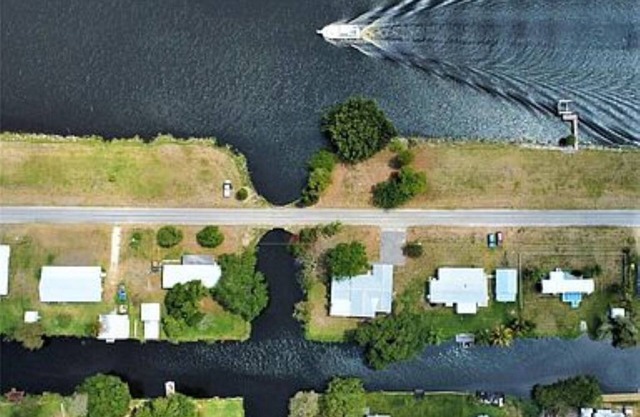 Large bedroom and lounge, about 800 sq ft + access to river and Lake Okeechobee.