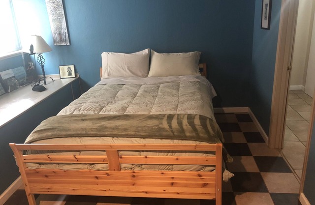 Großes Schlafzimmer, Bad & Mieterküche, mit Sitzecke und Patio