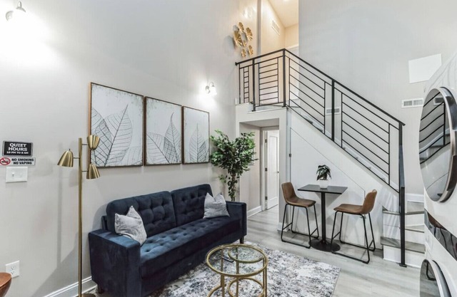Large Bi-Level 2BR Loft | Old City | Sleeps 8 (4F)