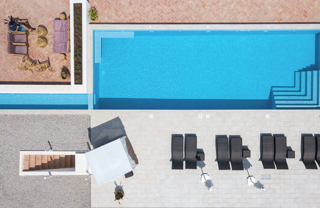 Large boutique villa with 6 ensuite rooms & heated pool