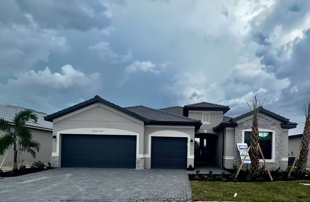 Large Brand New 4 bedroom home in Fort Myers, 15 mins from RSW airport