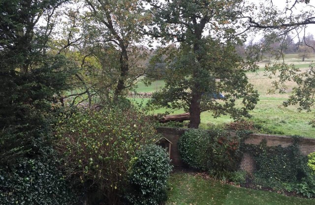 Großes, helles Schlafzimmer mit Bad und Blick auf den Richmond Park