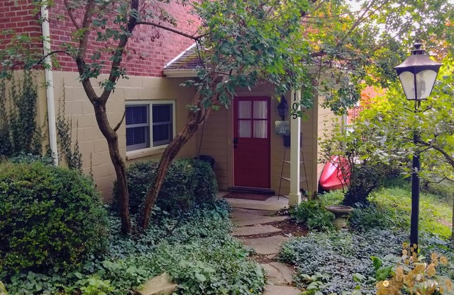 Large but cozy apartment, in a private setting. Walking distance to town.