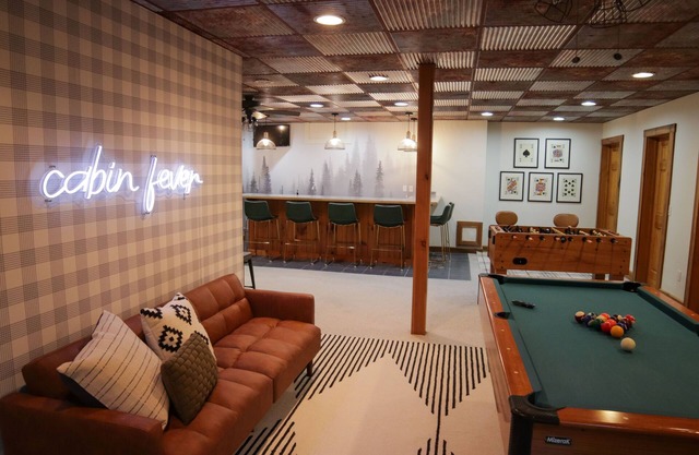 Large Cabin- Game Room/Pool Table/Arcades/Hot Tub