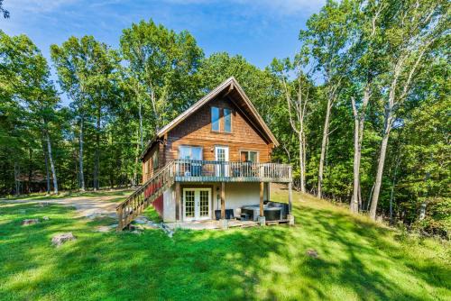 Large Cabin w Hot Tub, Pond, Deck, Fire Pit, WiFi