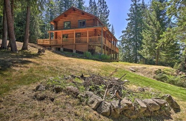 Large Cabin with Fire Pit and Grill on 34 Acres!