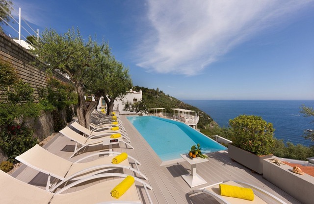 Luxusvilla mit großem Außenbereich. Ideal für Hochzeitsempfänge und Yoga-Gruppen