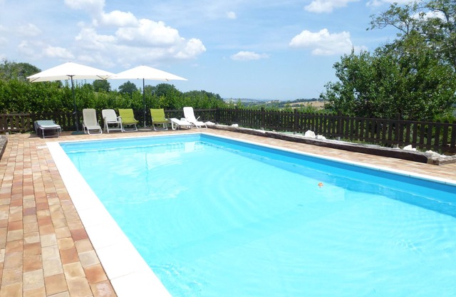 Große kinderfreundliche Gartenlandunterkunft mit Pool, herzliches italienisches Willkommen