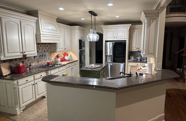 Large comfortable home can accommodate 10. Centrally located Dallas Ft. Worth