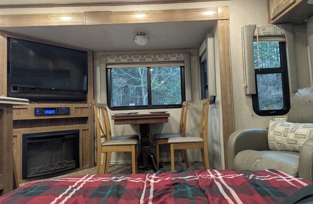 Large + comfortable 2018 Trailer near Kootenay Lake