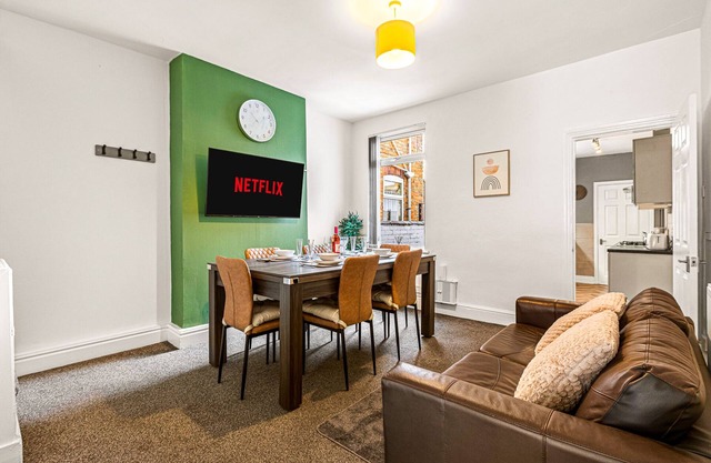 Modern-Ferienhaus-Eigenes Badezimmer-Strassenblick