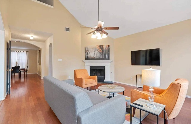 Large Comfy 4BR Retreat/Great Location ~Fam/Group