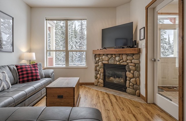 Large corner unit in Creekside - perfect location close to the trails & village!