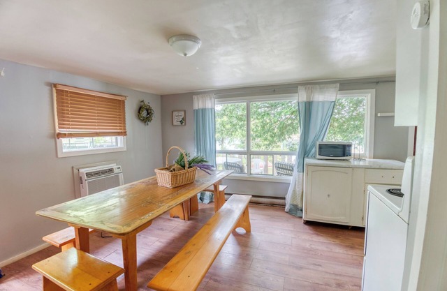 Spacious 4-Bed Lake House: Room for 8, 1.5 Baths & Prime Views!