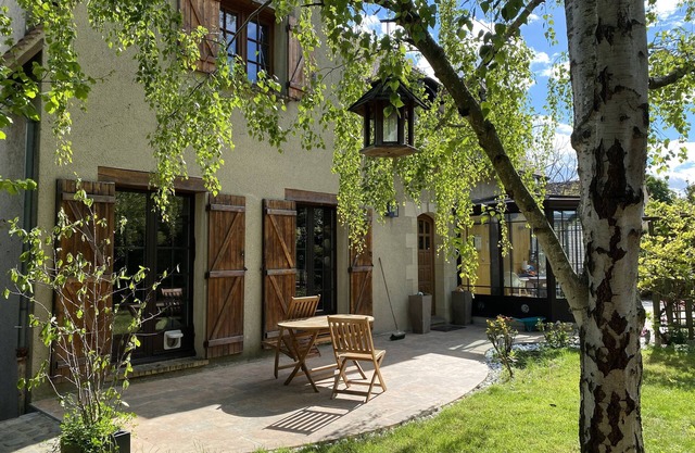 Large country house in Paris. Jacuzzi / 3D massage chair / home cinema